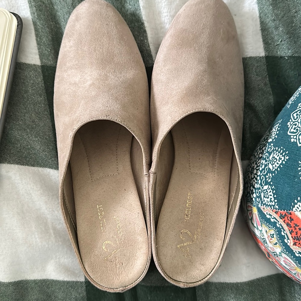 Size 9 slipper cream colored there’s a small heel